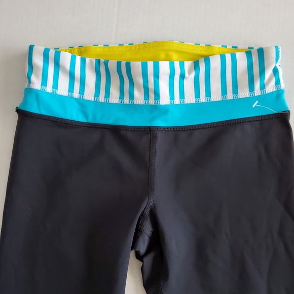 Lululemon Women's Black & Blue Capri Leggings, 4 - Picture 6 of 8